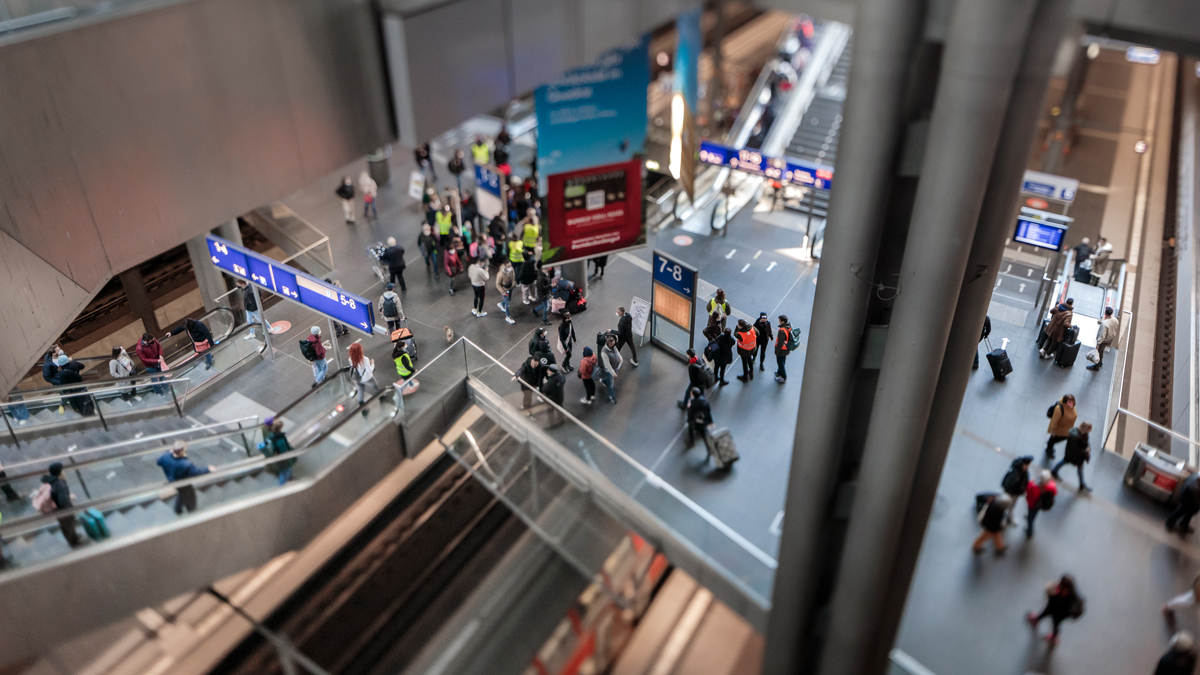 Vogelperspektive mit Tiltshift: Menschen im Berliner Hauptbahnhof Erdgeschoss